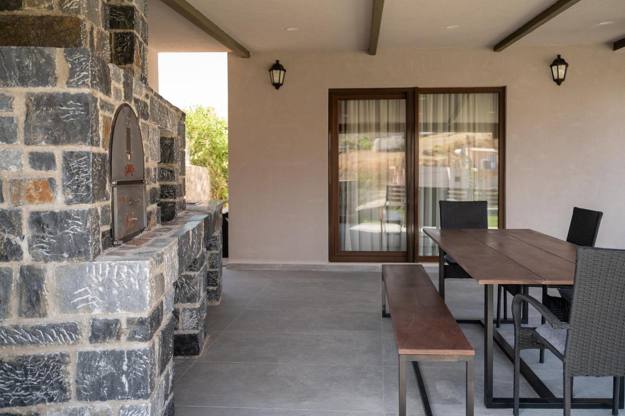 Majestic Manor With Outdoor Jacuzzi By 8Essentially Karteros Exterior photo