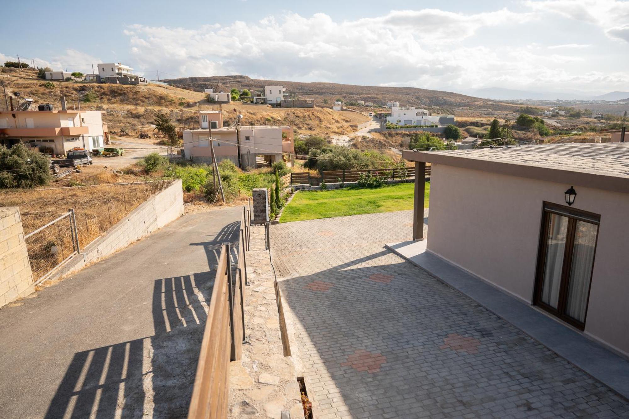 Majestic Manor With Outdoor Jacuzzi By 8Essentially Karteros Exterior photo
